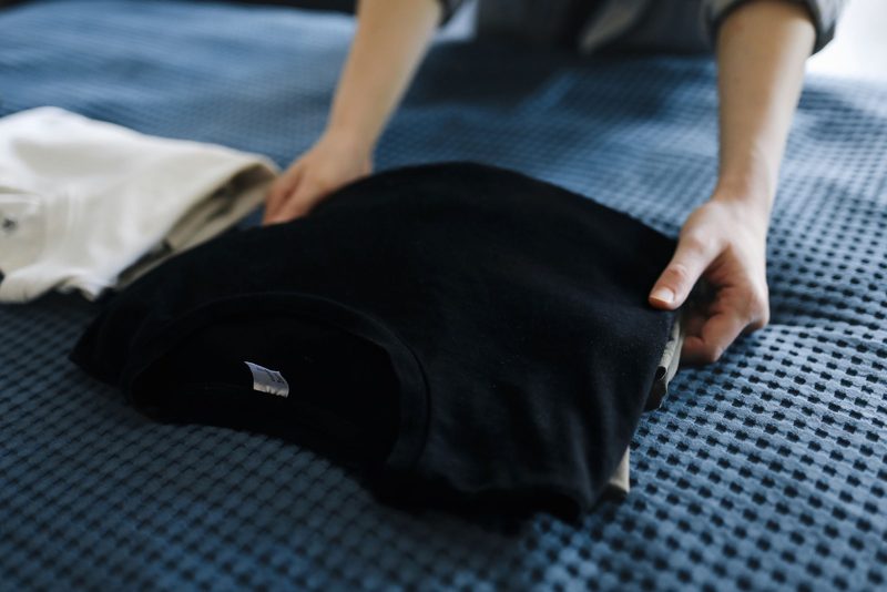 Gefaltetes Textil vor dem Eintüten
