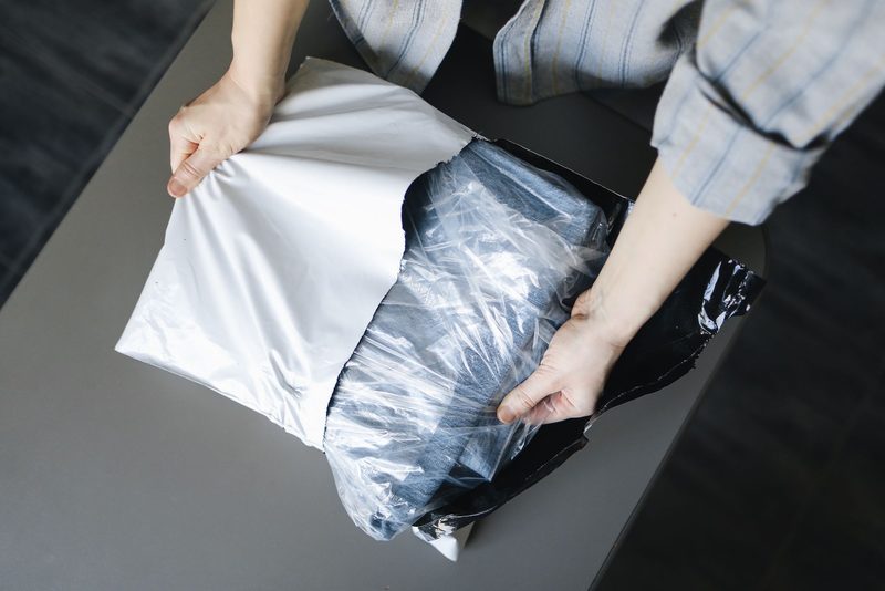 Versandfertige Beutel in Kartons